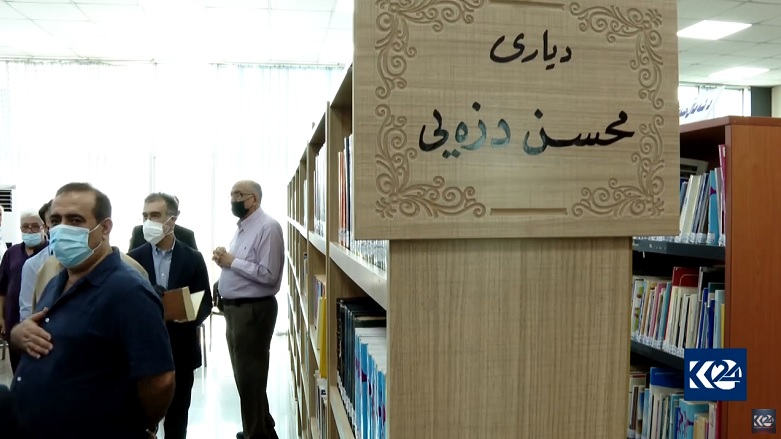 زیاتر له‌ هه‌زار كتێبی سیاسەتمەدار موحسین دزەیی پێشكەشی كتێبخانەیه‌كی ھەولێر كران